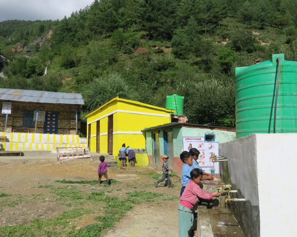 शारदा र नवदुर्गा आधारभूत बिद्यालयमा बालमैत्री खानेपानी धारा निर्माण