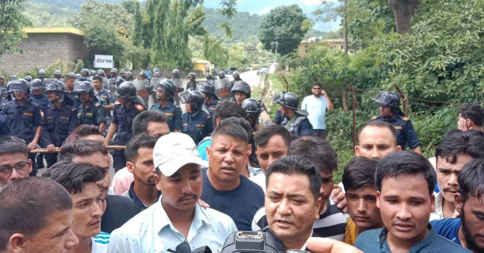 आफूले दर्ता गरेको विधेयक पास गर्न माग गर्दै कर्णालीका सांसद भण्डारी सडकमा 