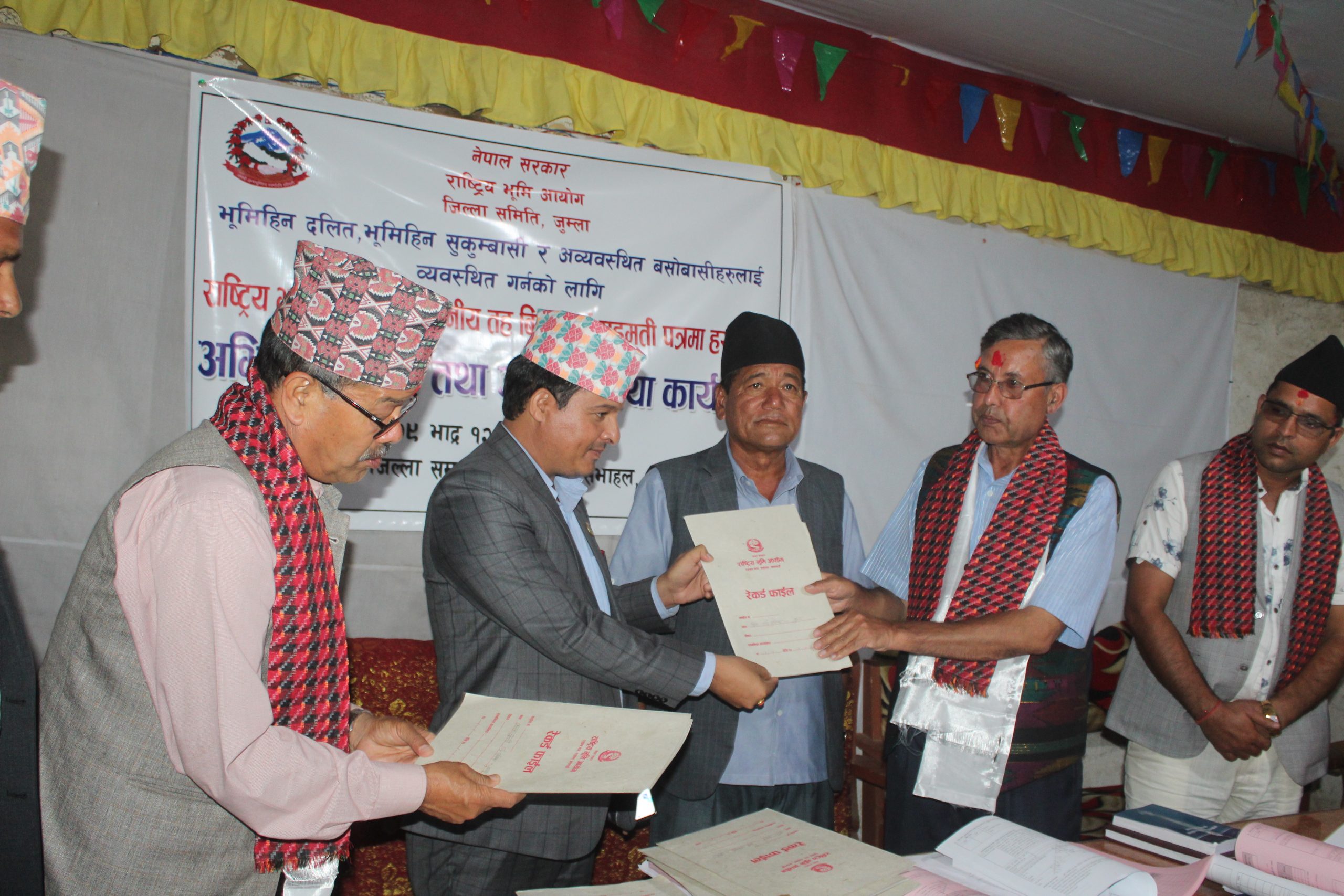जुम्लाका भूमि हिनको लगत संकलन गर्दै भूमि आयोग