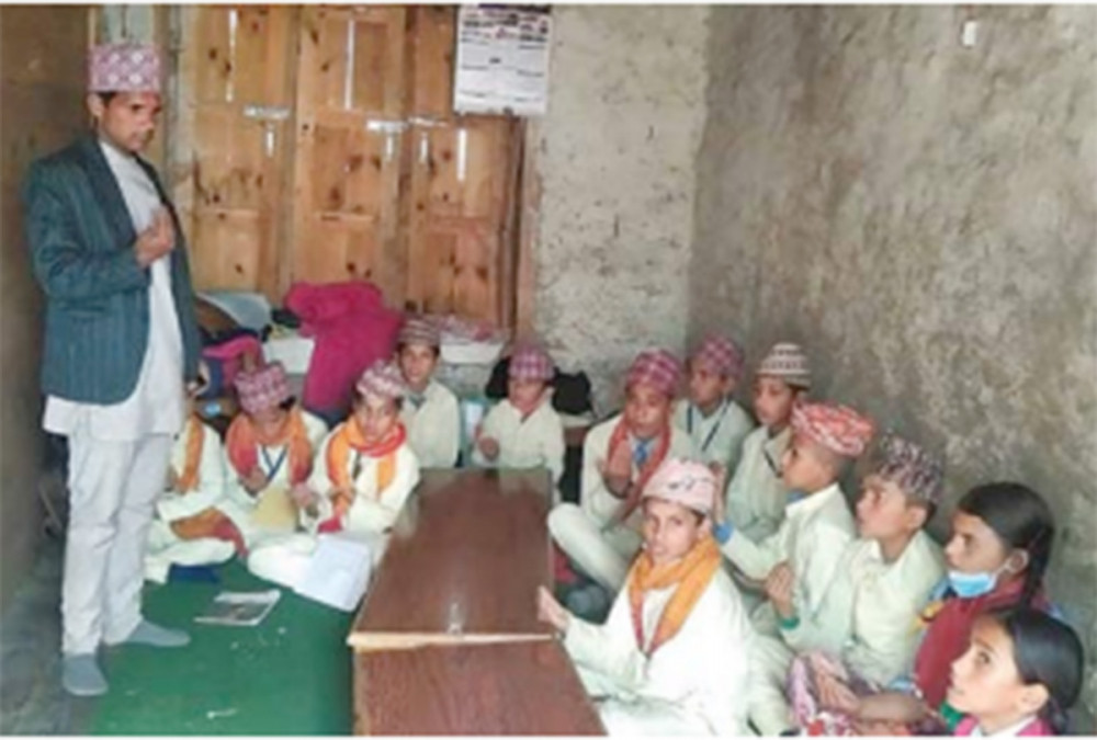 पाँच वटा कक्षाका विद्यार्थी एउटै कोठामा पढ्न बाध्य