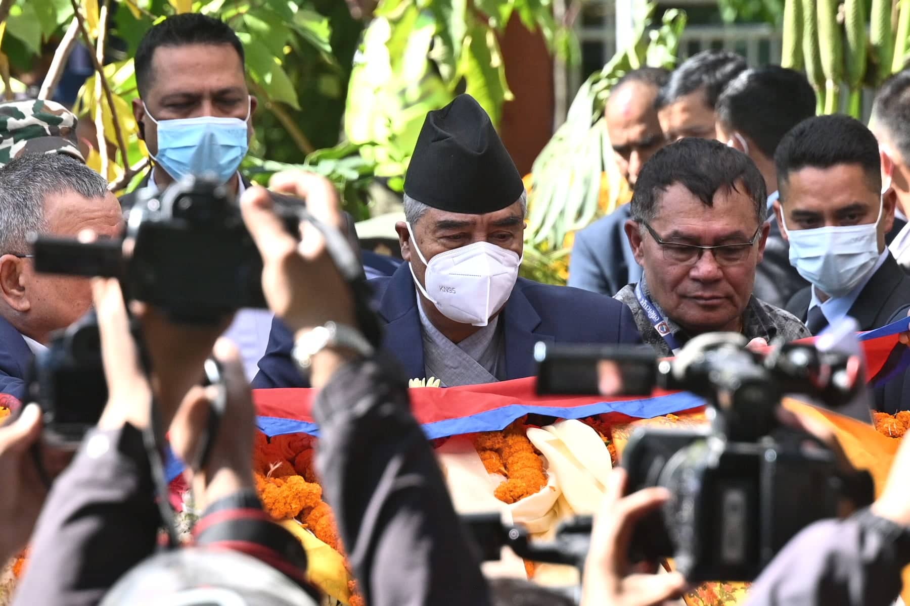 सत्यमोहनको पार्थिव शरीरमा प्रधानमन्त्री देउवाले ओढाए राष्ट्रिय झण्डा, नेताहरुले दिए श्रद्धाञ्जली (तस्बिरहरु)