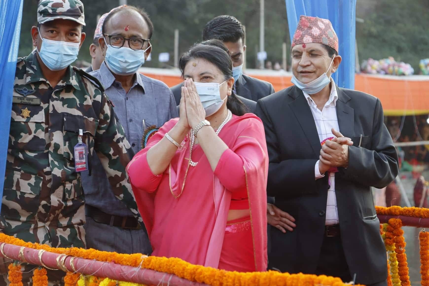 राष्ट्रपति र प्रधानमन्त्री पुगे छठघाट, वर्तालुले अस्ताउँदो सूर्यलाई दिए अर्घ्य