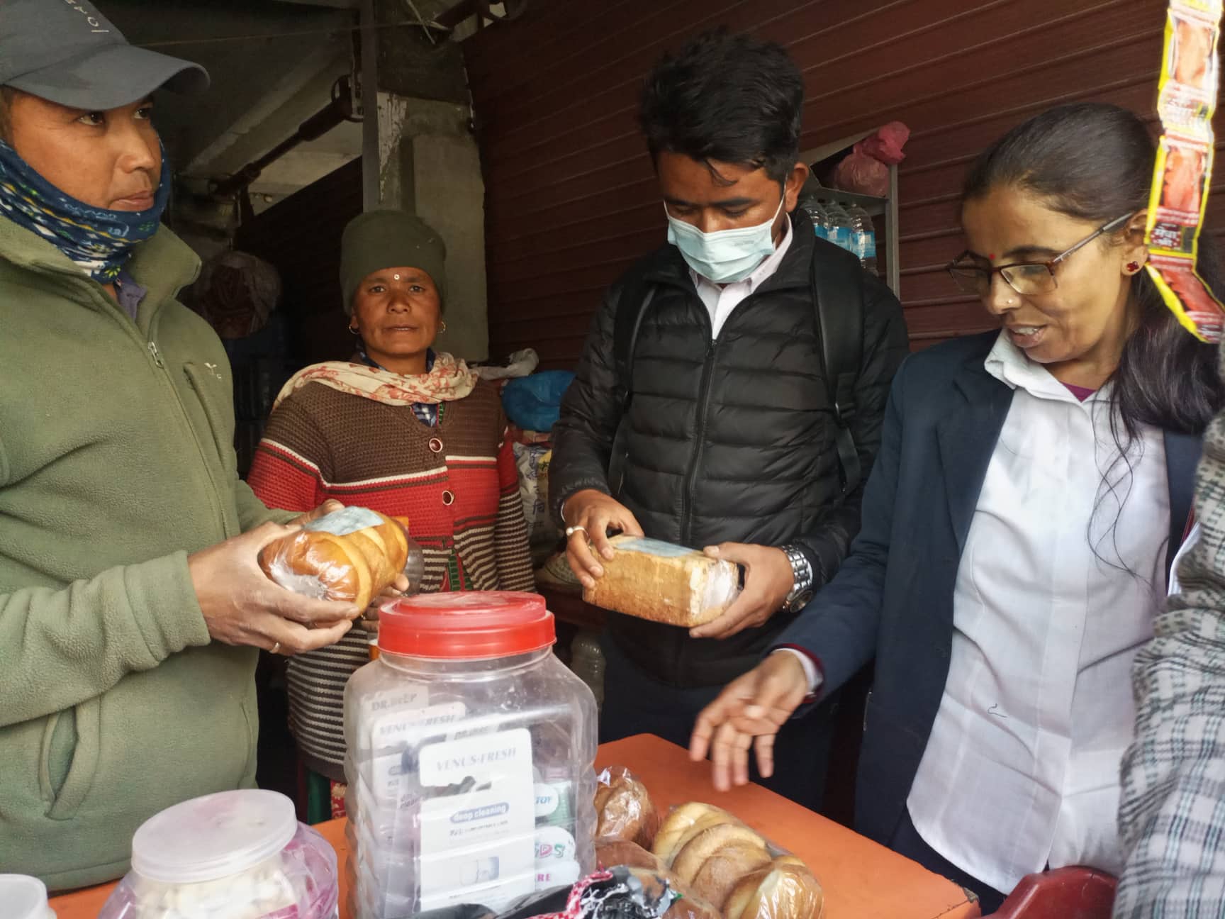 कालोबजारी र अखाद्य बस्तु रोक्न जुम्ला बजार अनुगमन