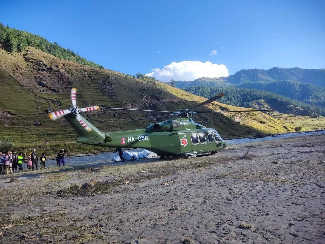 कर्णाली राजमार्ग अबरुद्ध भएपछि जुम्लामा हेलिकप्टरबाट राहात सामग्री वितरण