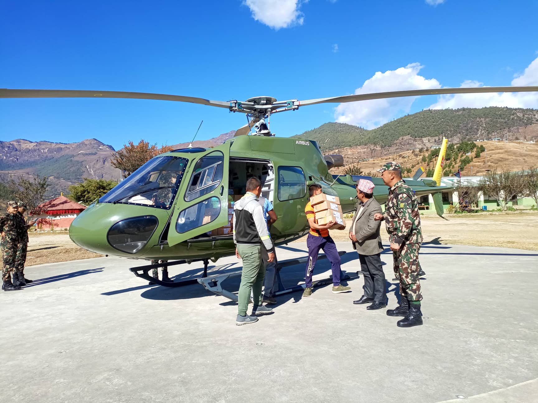 जुम्लाको लागी मतपत्र ओसारदै हेलिकप्टर