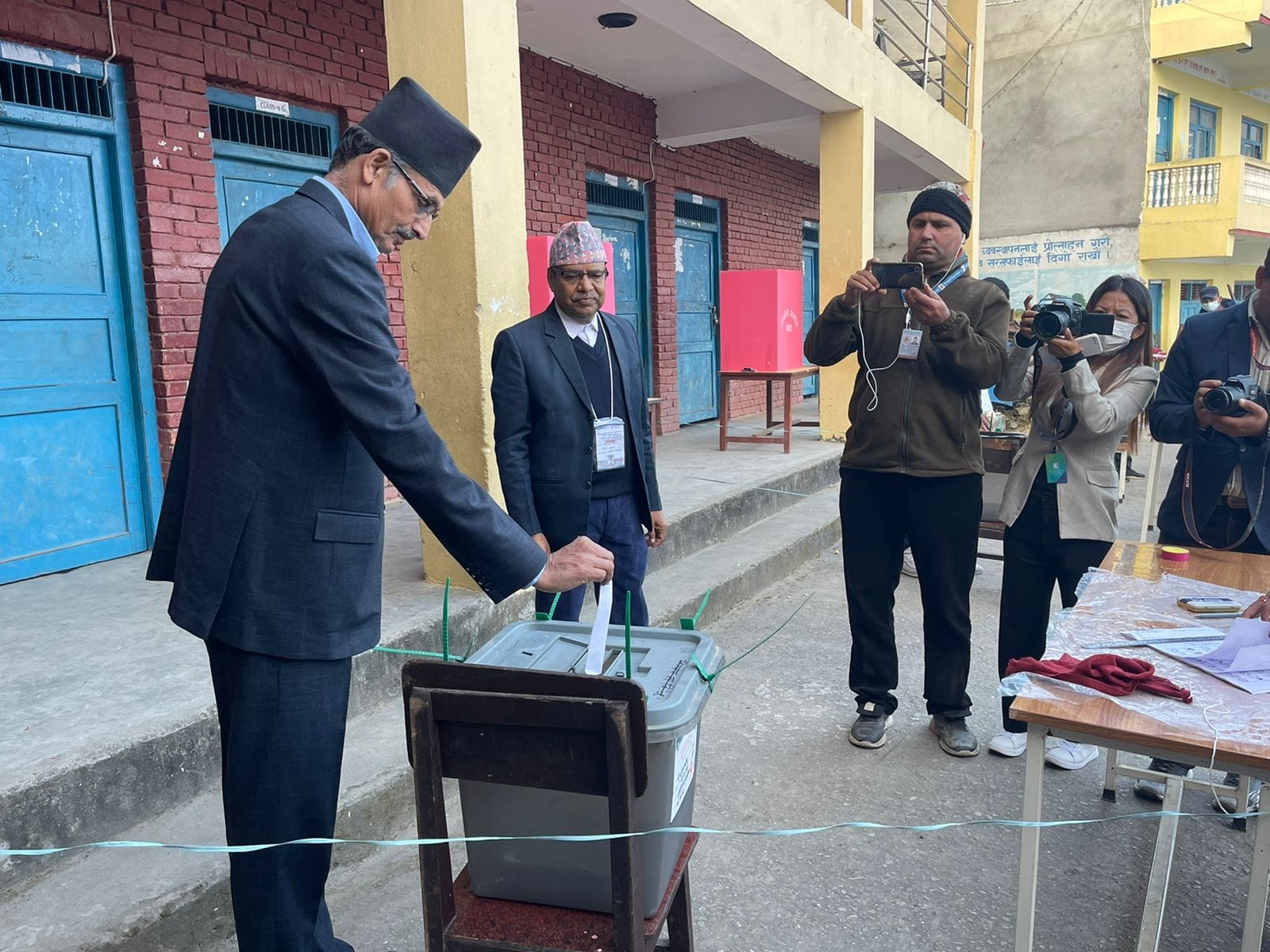कुन नेताले कहाँबाट गरे मतदान,फोटो सहित
