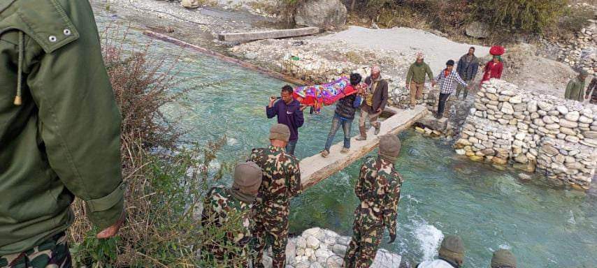 नेपाली सेना र प्रहरीले  बनाए बाढीले बगाएका तिन पुल