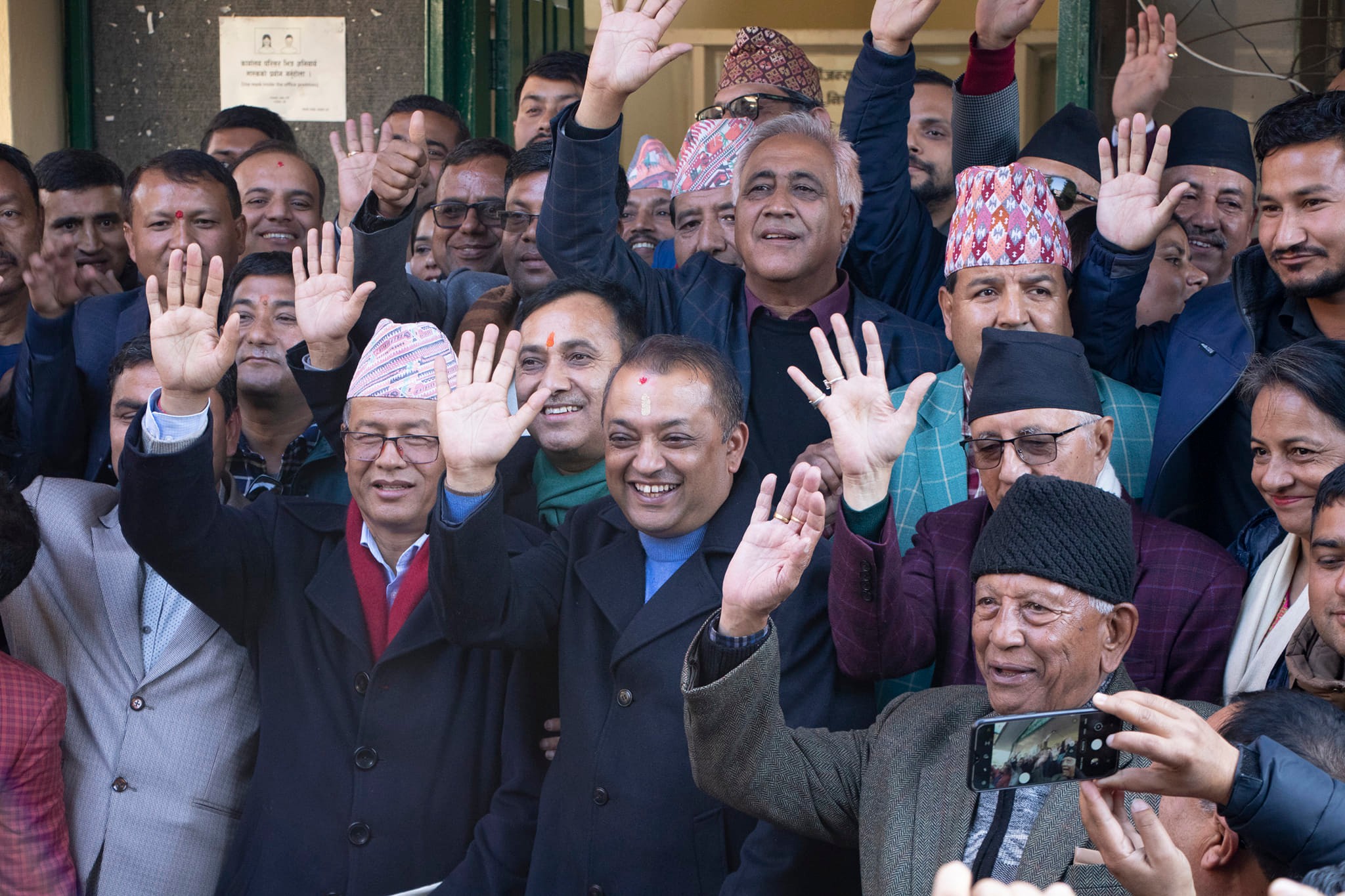 देउवालाई उम्मेदवारी फिर्ता लिन गगन थापाको आग्रह