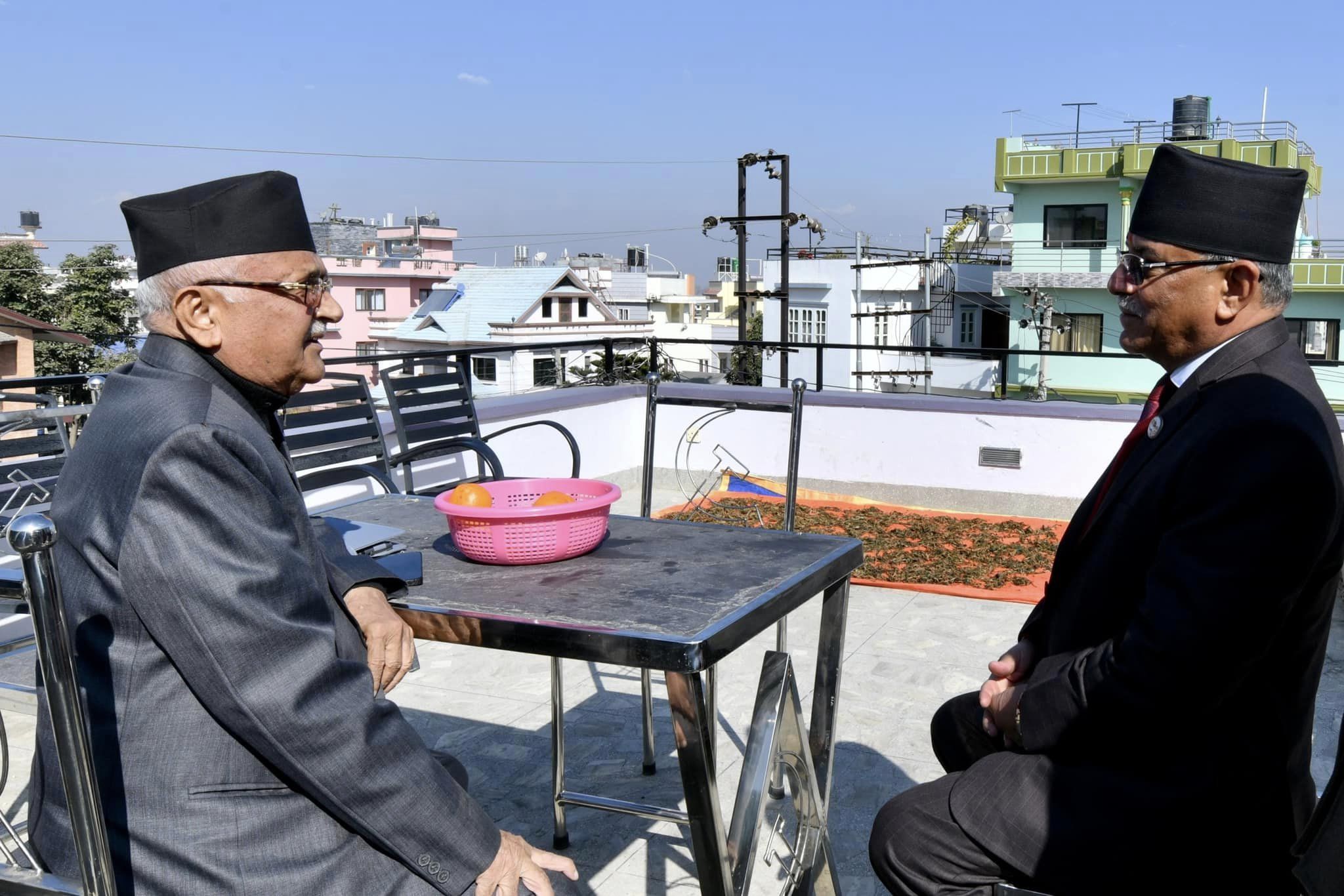 गठबन्धनको भागवण्डा मिलाउन प्रचण्ड निवास खुमलटार पुगे ओली