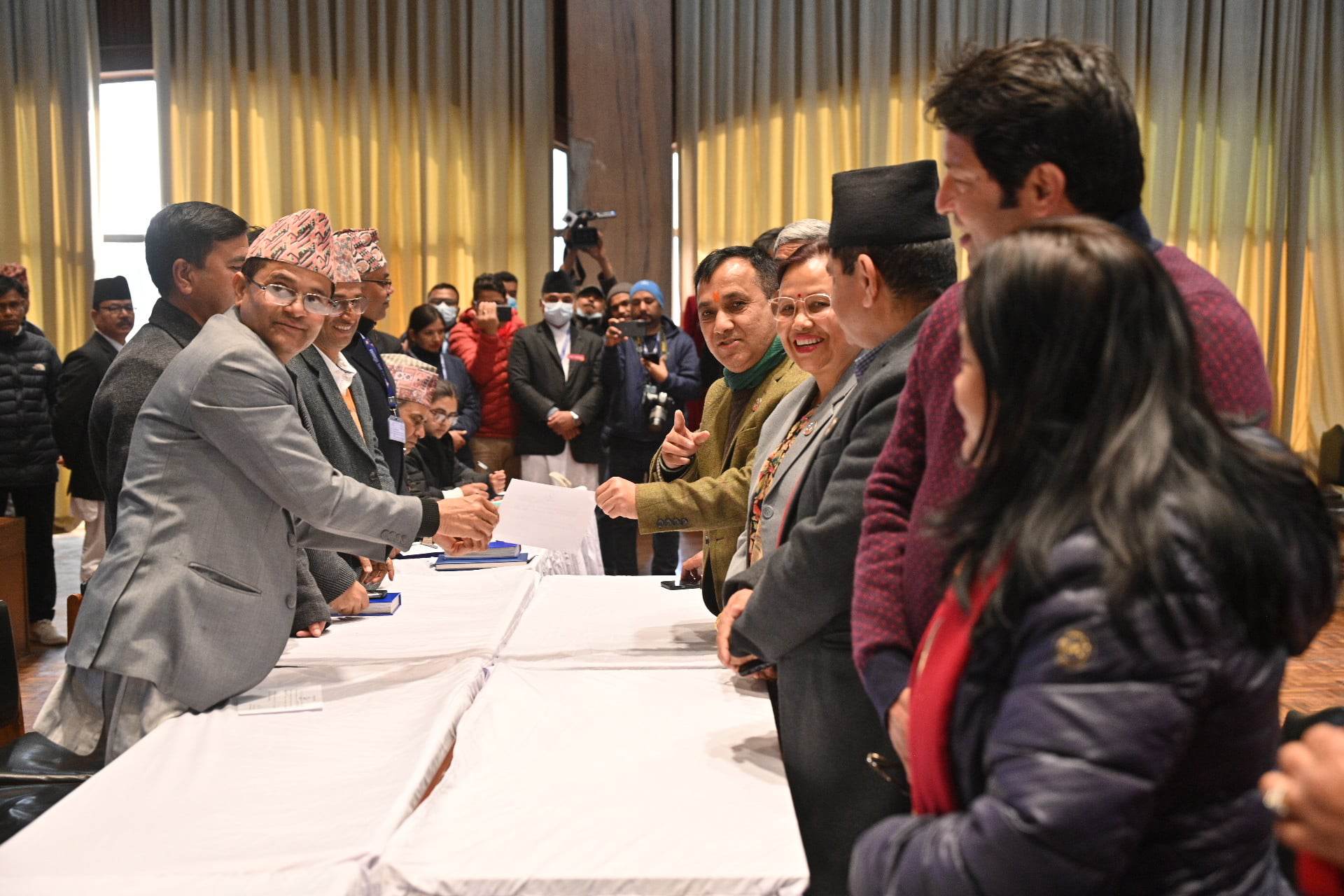 सभामुखमा उम्मेदवारी दिँदै ईश्वरी न्यौपानेः प्रस्तावक विश्वप्रका शर्मा, समर्थक प्रकाश ज्वाला