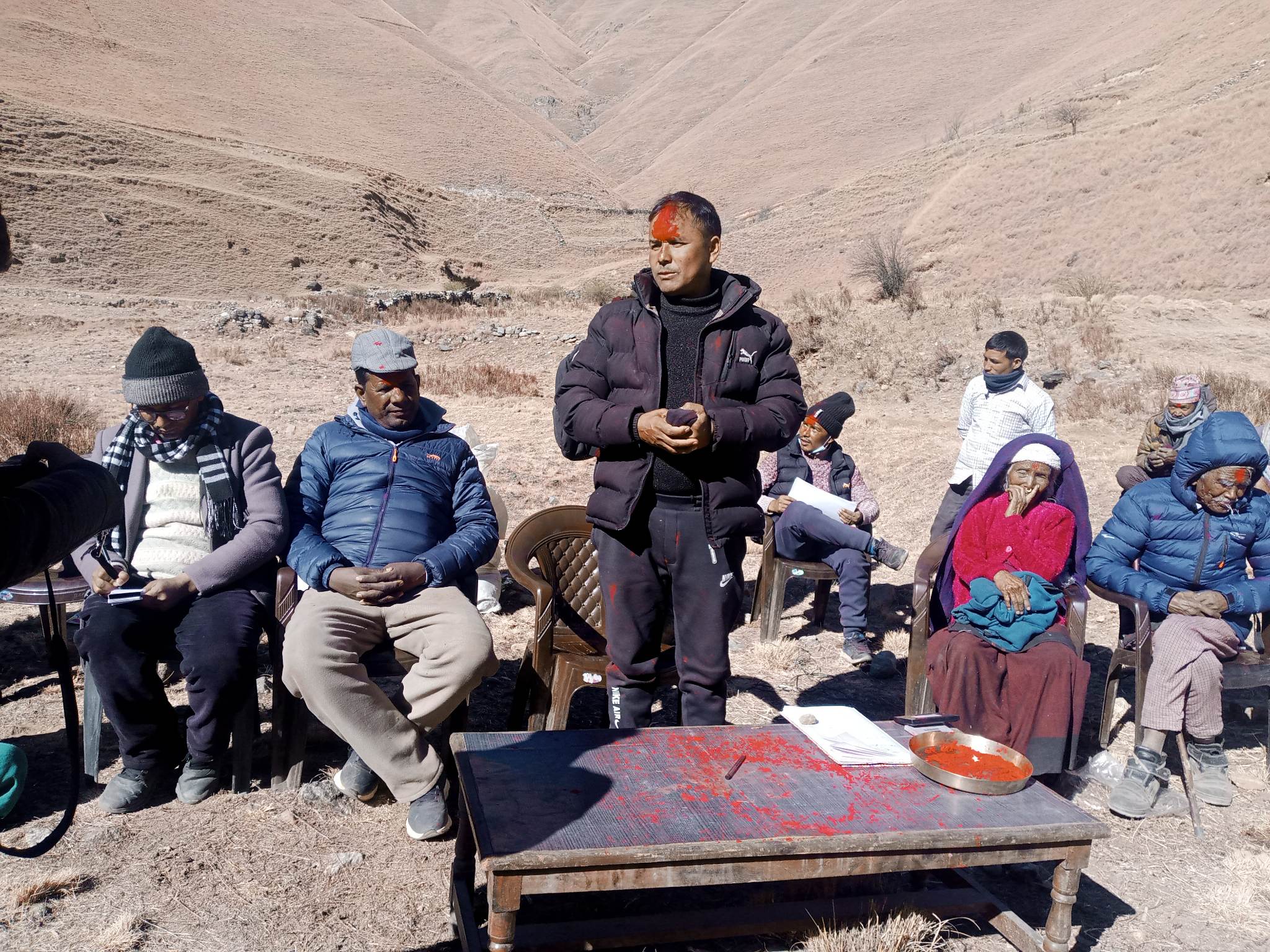तातोपानी ६ का एकल महिला र ज्येष्ठ नागरिकलाई वडासरकारको न्यानो कपडा