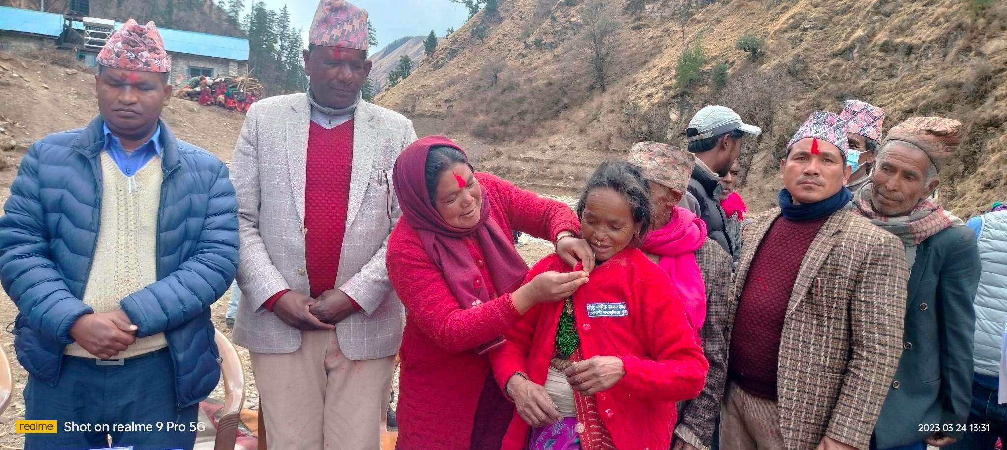 तातोपानी ७ र ८ का जेष्ठ नागरिकलाई  सम्मान स्वरुप कपडा वितरण