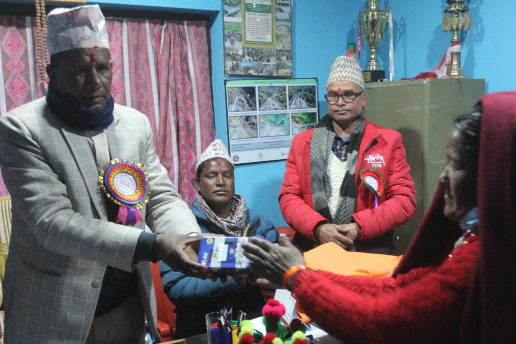 तातोपानीकाले दियो,महिला स्वंसेविकालाई मोवाईल