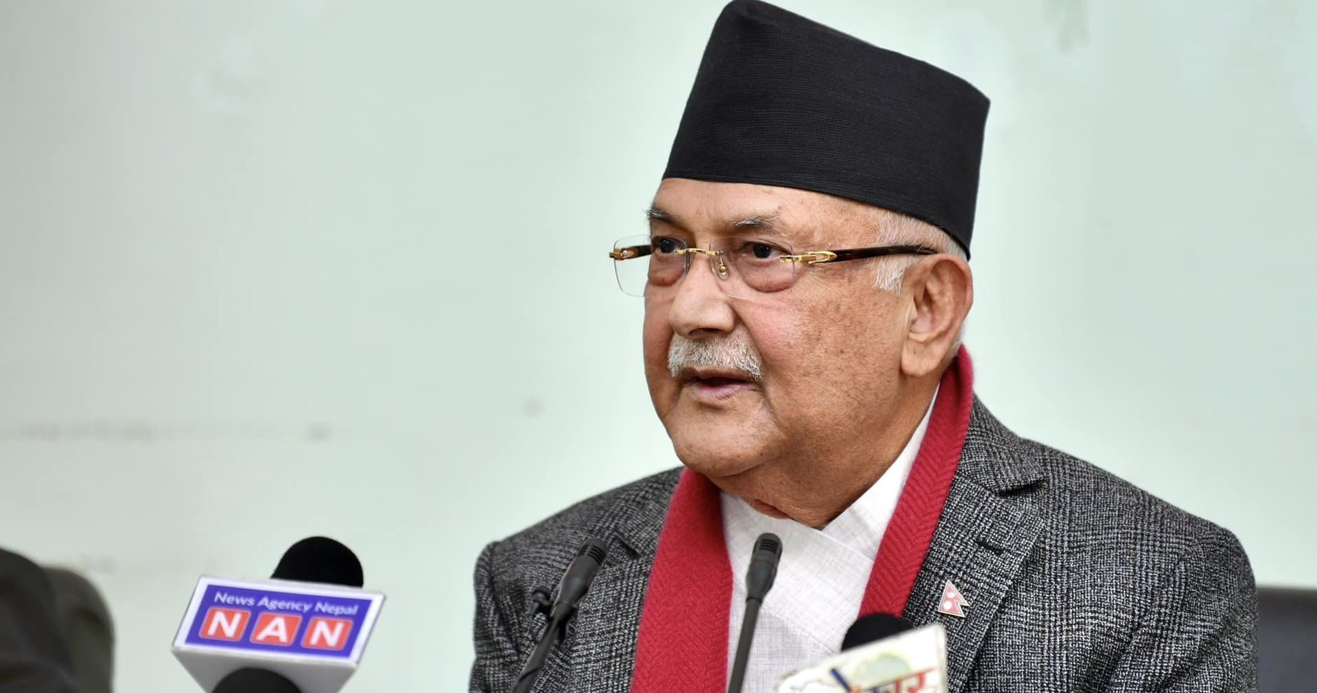 प्रदेशको नाम कोशी राखेको विरोधमा ओलीमाथि ढुंगामुढा, एक जना प्रहरीको नियन्त्रणमा