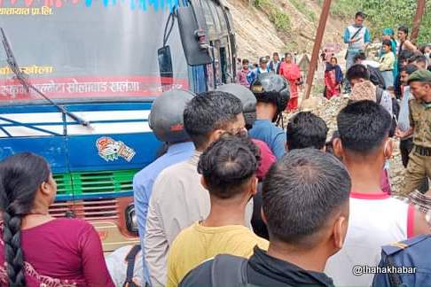 चलिरहेको बसमा करेन्ट लाग्दा २ जनाको मृत्यु