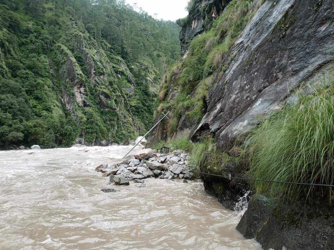 बाढीपहिरोले बिजुलीका पोल ढलेपछि बत्ती बिहिन जुम्ला