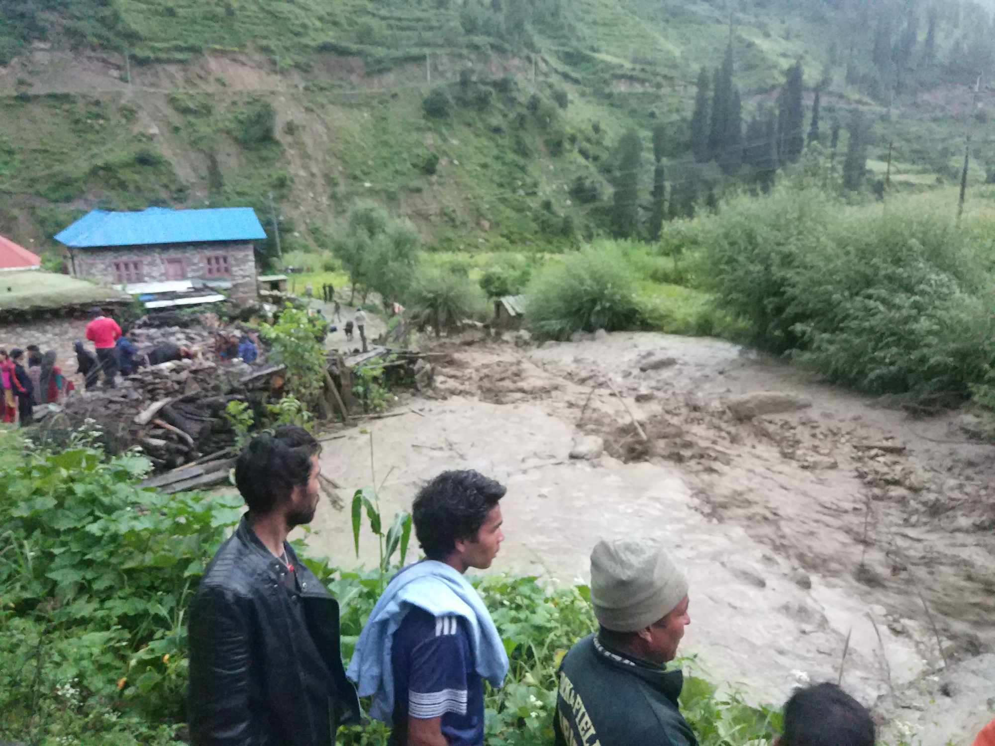पातारासीको घट्टेखोलाको बाढीले बगाउदा एक महिला बेपत्ता