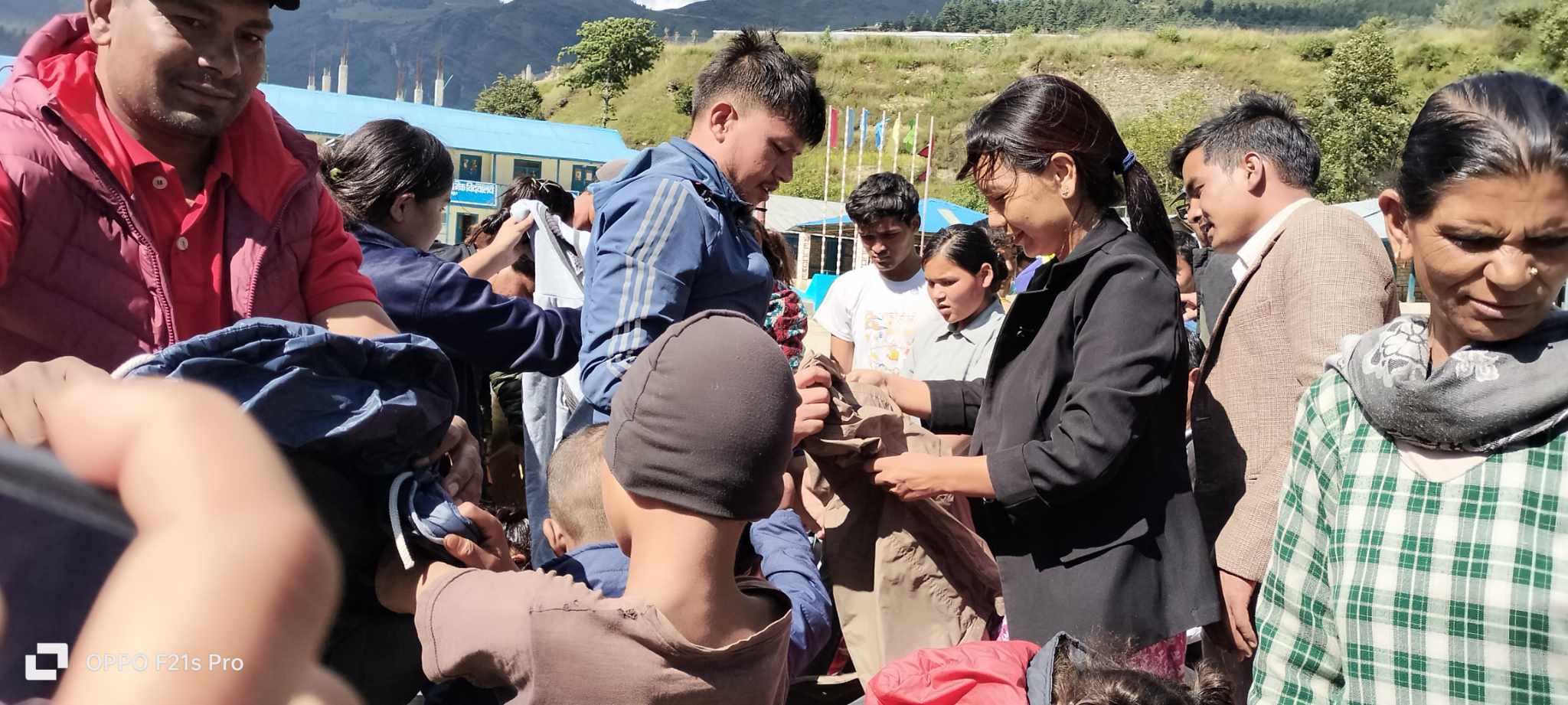 संविधान दिवसको अवसरमा जुम्लाका बहिरा बालबालिकालाई कपडा वितरण
