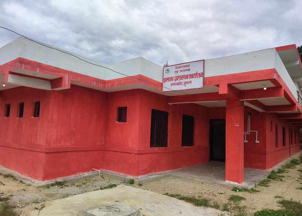 सिजाको नराकोटमा रहेको इलाका प्रशासन कार्यालय एक साता देखि कर्मचारी विहिन