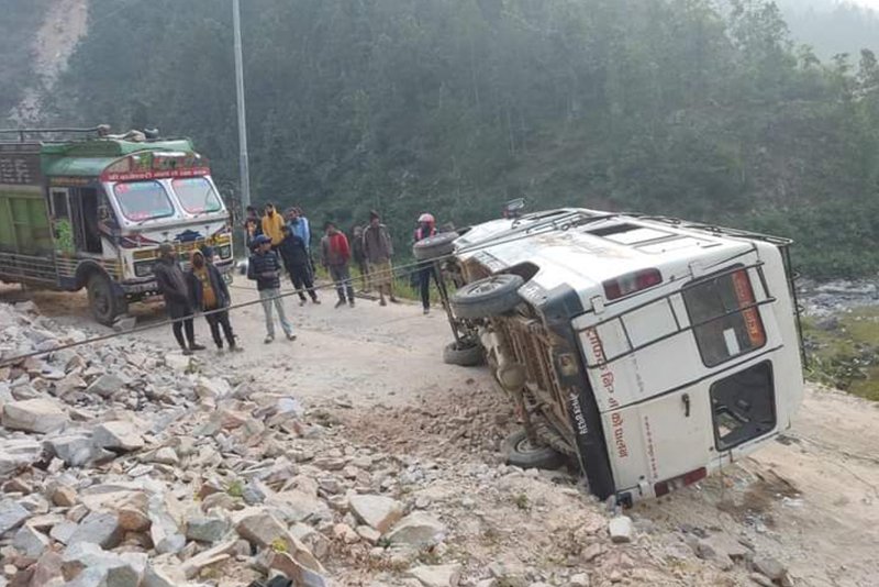 सल्यानमा गाडी दुर्घटना हुँदा ८ जना घाइते
