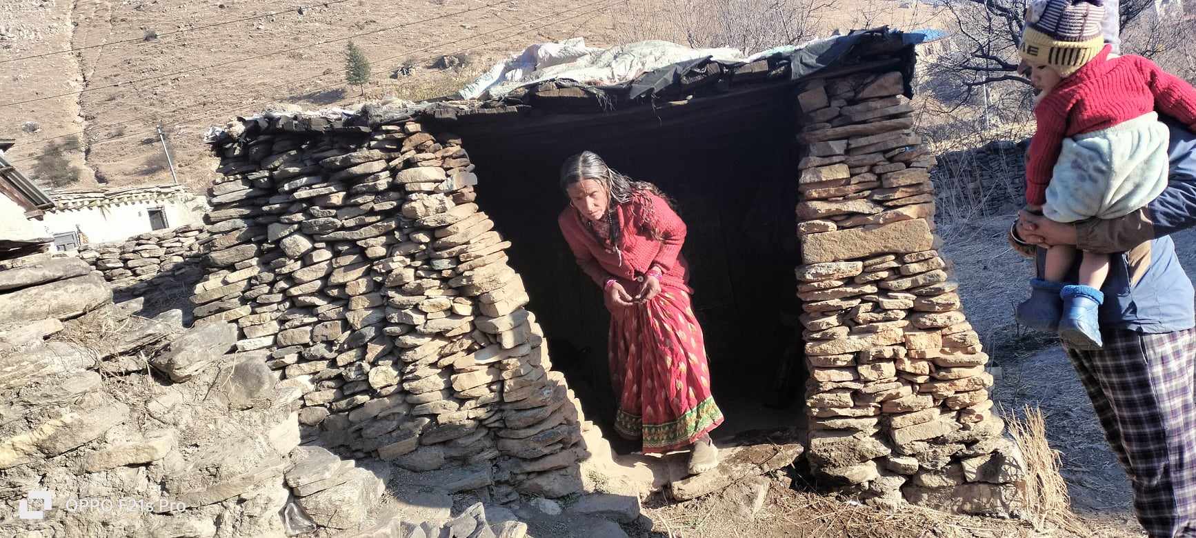 ५४ वर्षकी तारा देवीको पीडा:चिसो छेक्ने घर बनाउनु कि पेट भर्नका लागी खर्च जुटाउनु