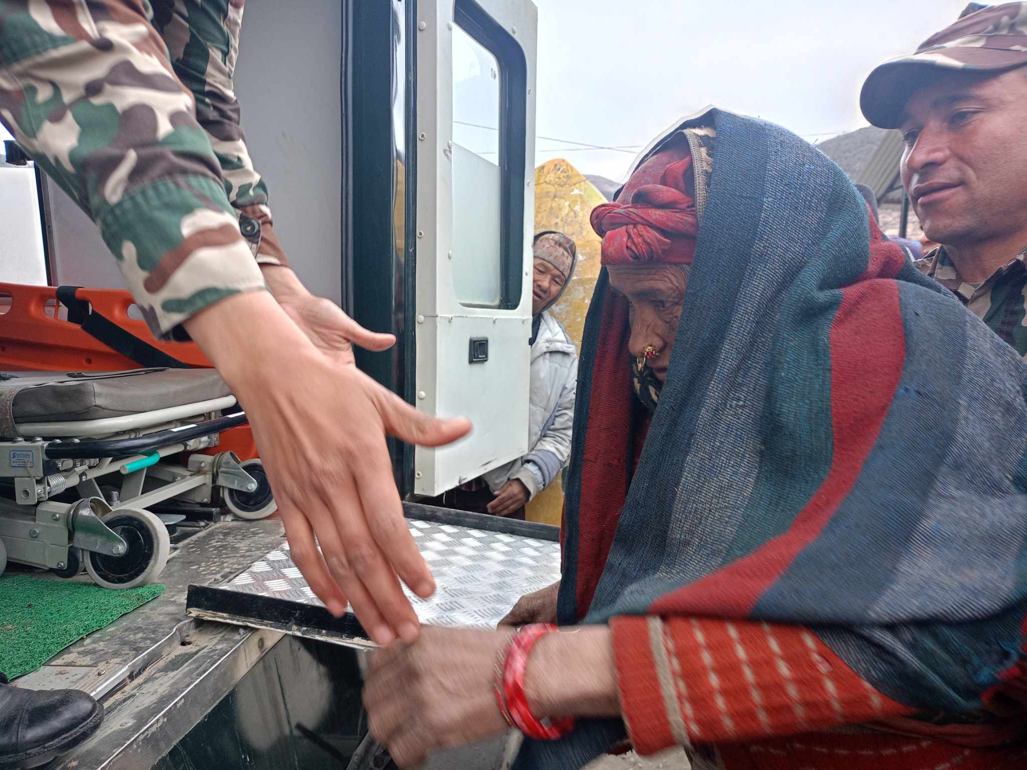 हिउमा फसेका ८ जनाको हेलिकोप्टरबाट  उद्दार