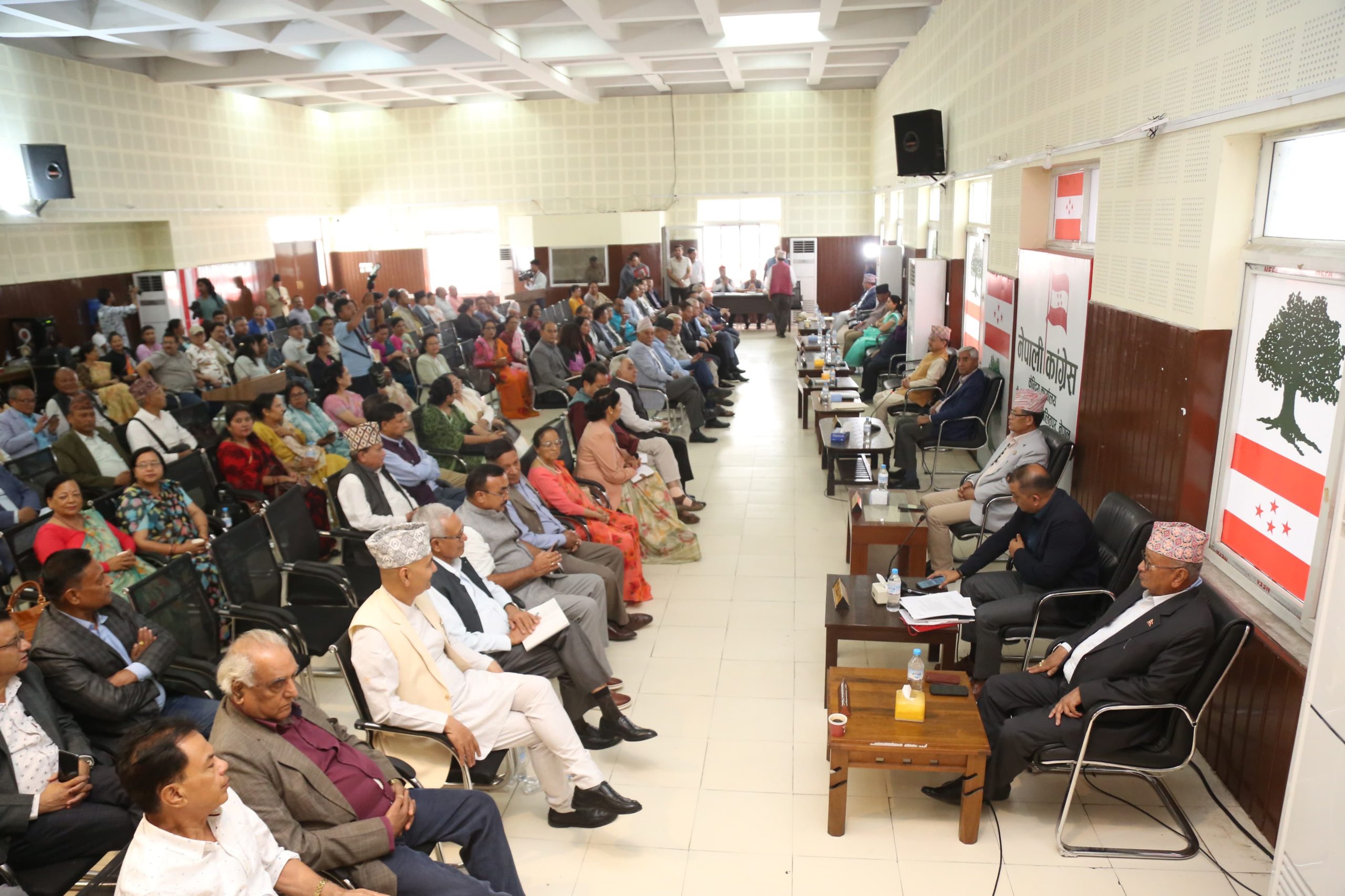 सरकार चलाउन समस्या छैन, विकल्प खोजिए ठीक ठाउँमा पुग्दैनौँ : गृहमन्त्री लेखक