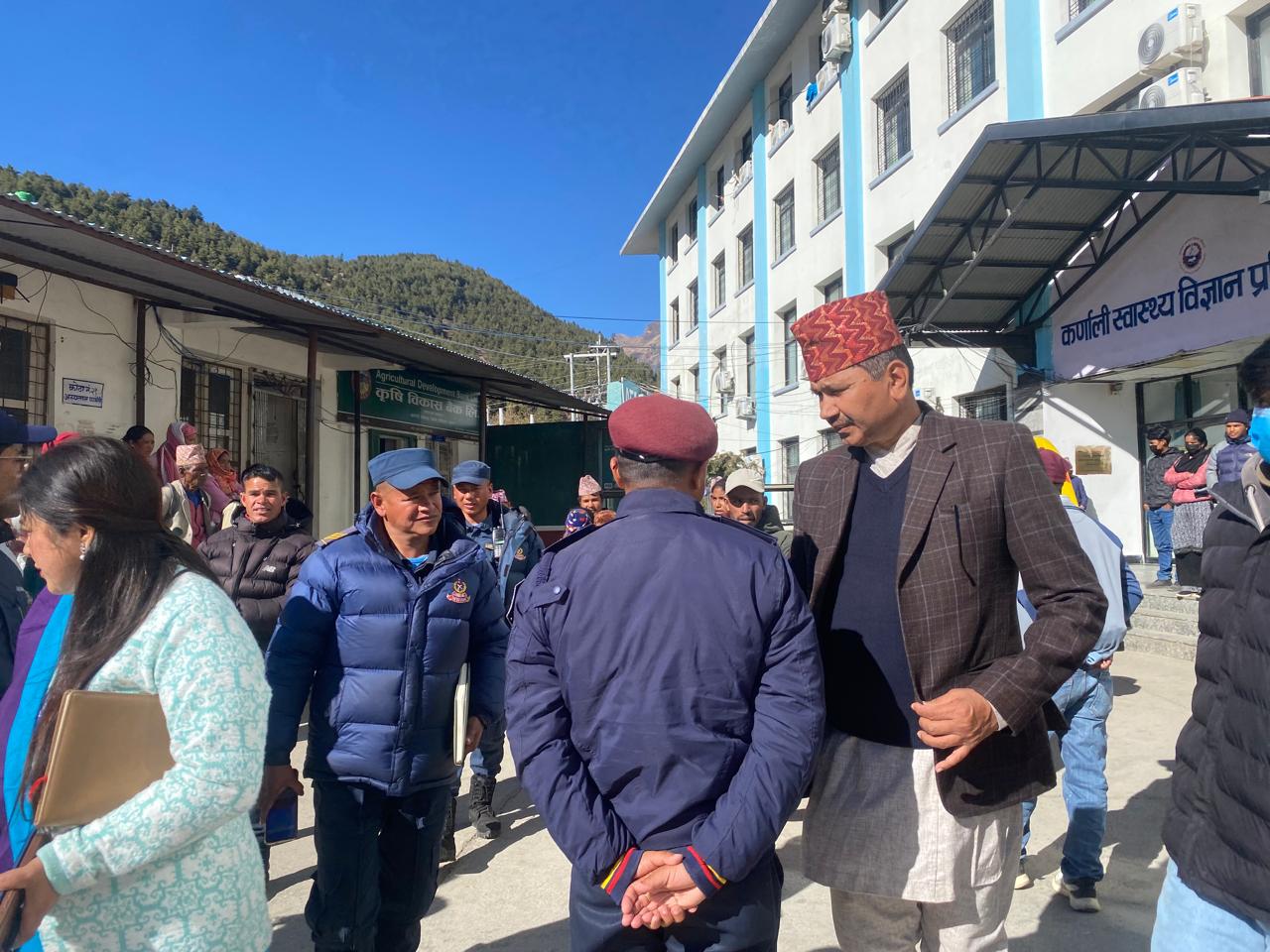 दाउरा काट्ने क्रममा रुखबाट लडेर गम्भीर घाइते सुत्केरीलाई थप उपचारका लागि  नेपालगन्ज पठाईयाे